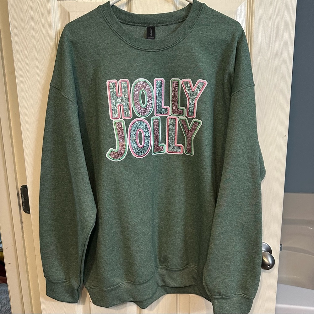 NWOT Women’s Gildan Green Sweatshirt “Holly Jolly” sequined patch, size XL